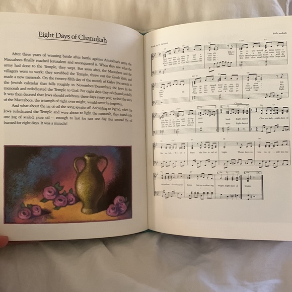 MINT CHILDREN’S CHANUKAH BOOK - Picture 5 of 9